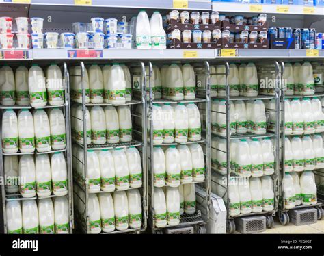 Leche en el supermercado Aldi. UK Fotografía de stock - Alamy