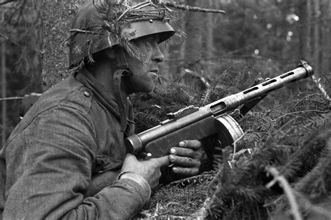 [Photo] Finnish soldier with KP/-31 submachine gun during Battle of Vuosalmi, Karelian Isthmus ...