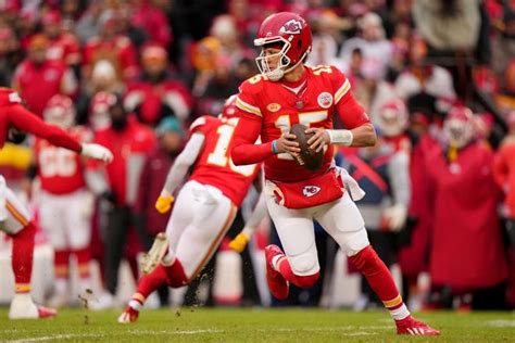 Dolphins vs Chiefs predictions, odds, injury news for wild card game