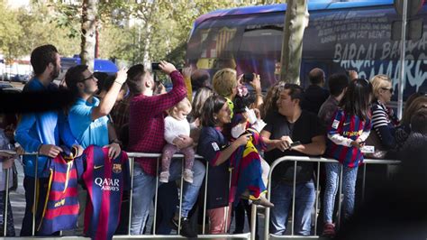 Barcelona and Real Madrid fans break bread ahead of Clasico