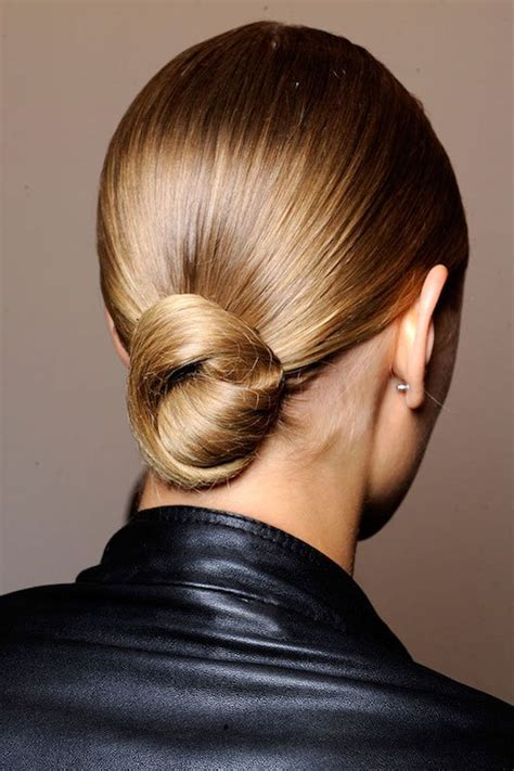 50 Professional Hairstyles For Work that Are Actually Wearable