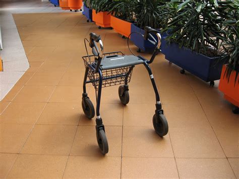 File:Rollator, to help with walking.JPG - Wikimedia Commons
