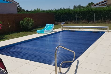 Volet de piscine hors-sol vs volet de piscine immergé | Azenco