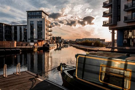 Boat on a Dock in an Urban City · Free Stock Photo