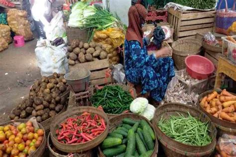 Pedagang Pasar Sayur Magetan Keluhkan Atap Pasar Bocor, Dagangan Rusak