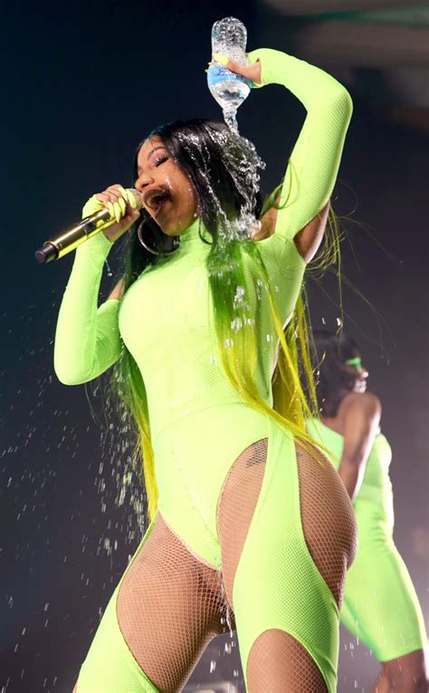 Cardi B Shows Off NSFW Dance Moves at Her Fashion Nova Launch – EntertainmentNews