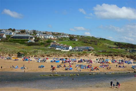 Mawgan Porth - Dog friendly beaches in Cornwall | We Are Cornwall