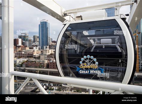 Seattle Ferris wheel, the waterfront and skyline Stock Photo - Alamy