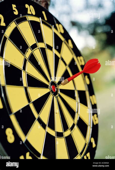 An arrow on a dart-board Stock Photo - Alamy