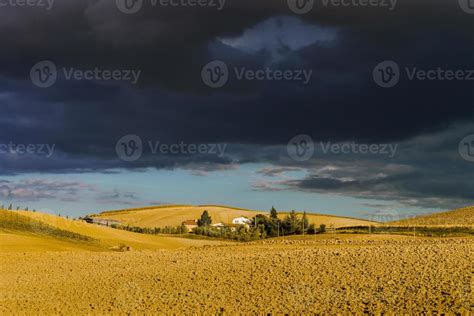 Villa in Italy, old farmhouse in the waves of tuscanian fields and hills 5455259 Stock Photo at ...