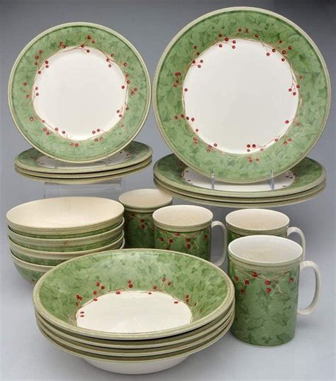 Classic Christmas China Patterns You'll Want To Collect | Christmas ...