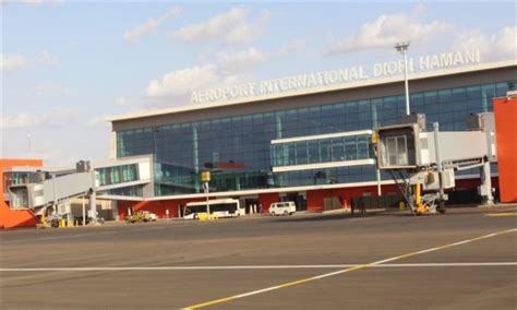 Visite du Ministre des transports à l’aéroport international Diori ...