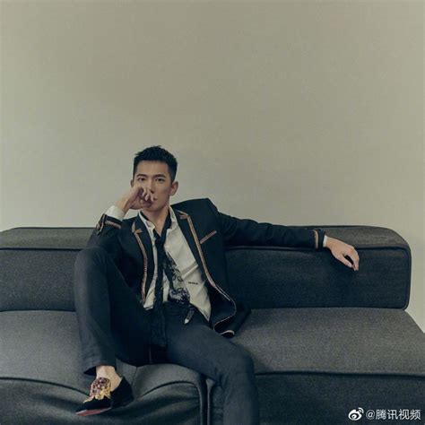 Yang Yang poses for photo shoot | China Entertainment News | Yang yang actor, Yang yang, Yang