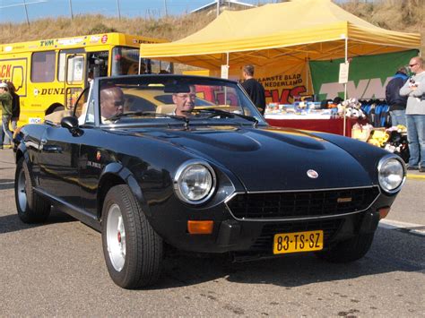 File:Fiat 124 Spider 2000 USA dutch licence registration 83-TS-SZ pic1.JPG - Wikimedia Commons