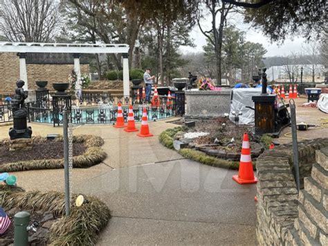 Lisa Marie Presley's Grave Being Prepared at Graceland, Near Elvis ...