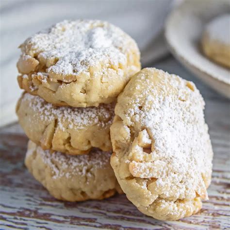 Easy Greek Almond Cookies (Kourabiedes): A Classic Recipe