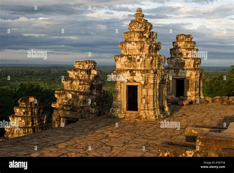 Phnom Bakheng Temple. Sunrise. Phnom Bakheng is located 1,30 meters Stock Photo: 71920279 - Alamy