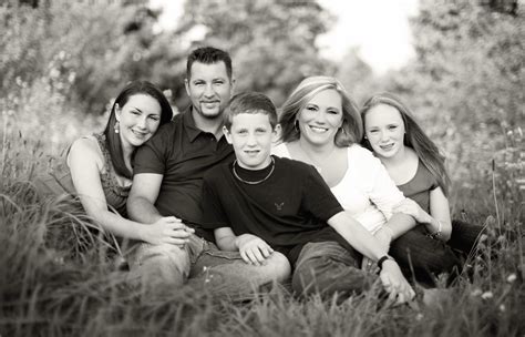 love this family pose | Photography poses family, Family portrait poses, Fall family pictures