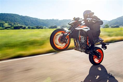 2020 KTM 890 Duke R First Ride Review | Motorcyclist