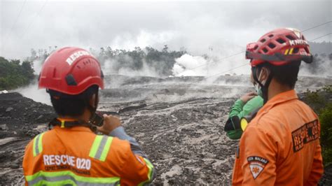 Evakuasi Korban Erupsi Gunung Semeru - Vlix.id