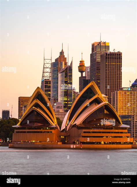 Sydney opera house sunset hi-res stock photography and images - Alamy