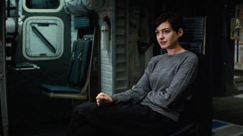 The gray t-shirt with round neck and sleeve, long worn by Brand (Anne Hathaway) in Interstellar ...