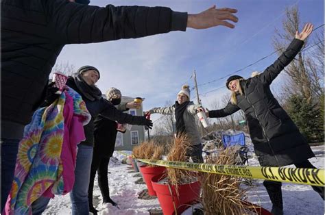 Canada, US are easing pandemic border-crossing restrictions