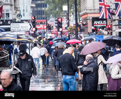 London in the rain hi-res stock photography and images - Alamy