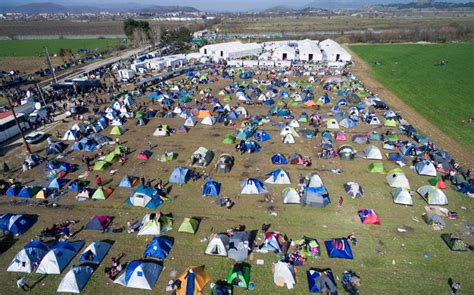 FYROM police reopen border for a trickle of refugees | eKathimerini.com