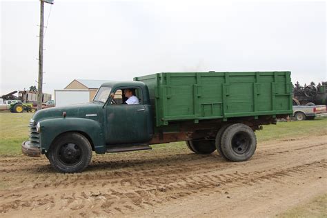 Old Chevy Grain Truck Chevrolet Trucks, Gmc Trucks, Classic Gmc, Chevy Trucks Older, Shop Truck ...