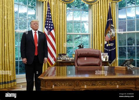 Trump oval office desk hi-res stock photography and images - Alamy