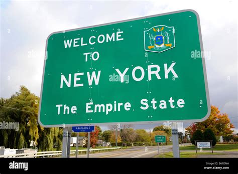 Welcome to New York State sign along highway Stock Photo - Alamy