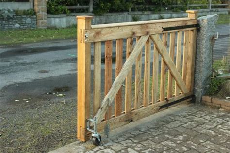 16 DIY Driveway Gates Ideas That Are Easy to Install