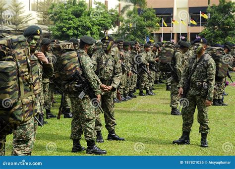 Malaysian Soldiers in Uniform and Fully Armed. Editorial Image - Image ...