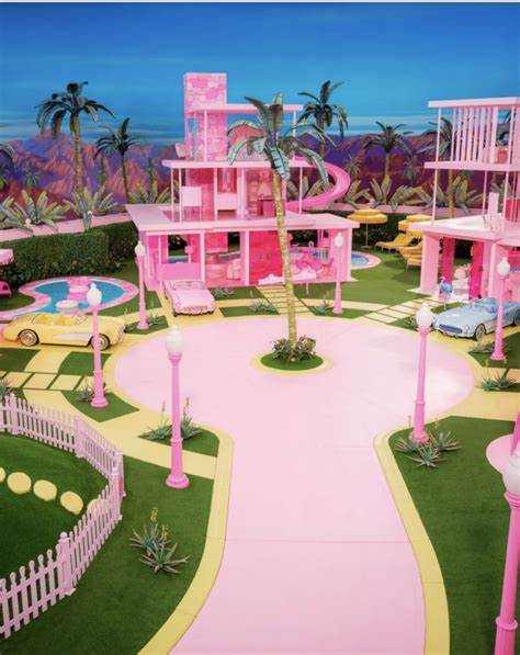 Barbie DreamHouse Tour: A Fuchsia Fantasy - Nikki's Plate