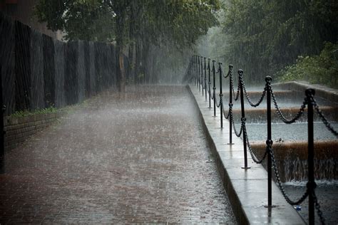 Sudden downpour of rain during storm by canal in Wapping | Flickr