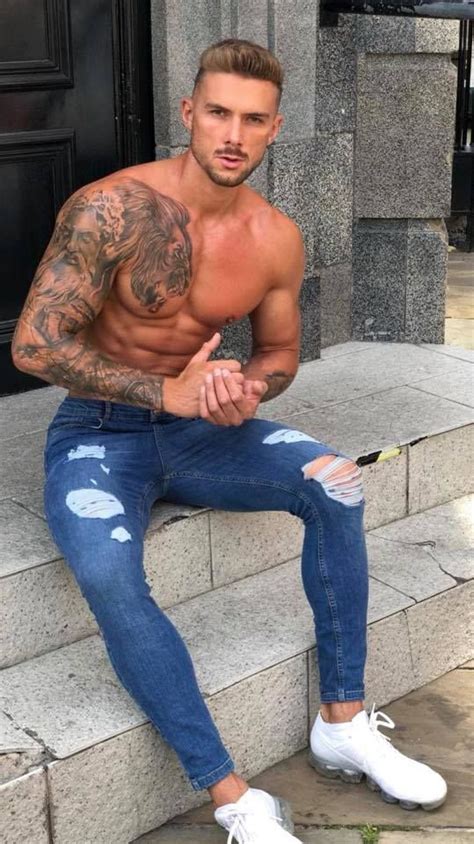 Pin de Nae Tsm2 em Distressed / Ripped Jeans 2 | Homens tatuados, Moda masculina, Modelos