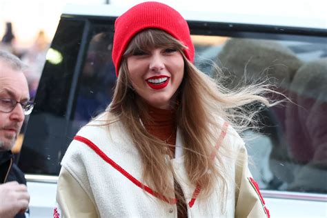 CELEBRITYWatch Fans SHOCKED as Taylor Swift Chic Coat She wore to the ...