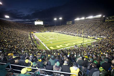 File:Autzen Stadium at night.jpg - Wikimedia Commons