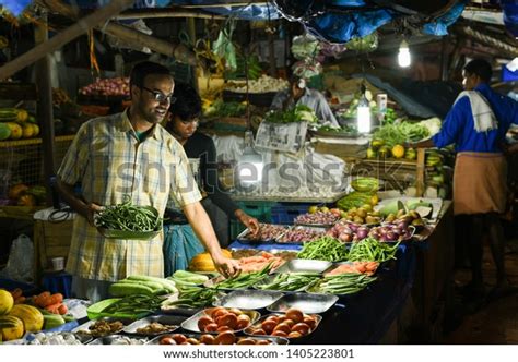 16 Night Photo Mumbai Street Food Images, Stock Photos, 3D objects ...