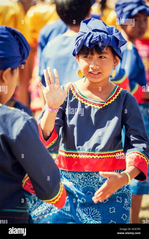 Traditional filipino dress hi-res stock photography and images - Alamy