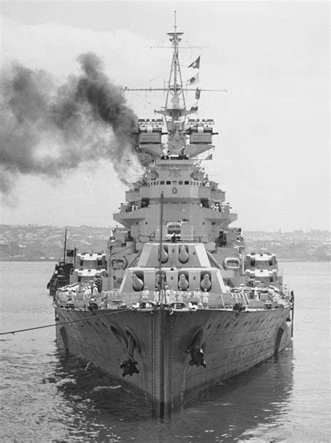 Bow on view of the battleship HMS Duke of York [2048 x 2739] : r ...