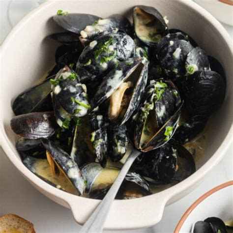 Mussels in Cream Sauce, Garlic, and Lemon - Home Cooking Collective