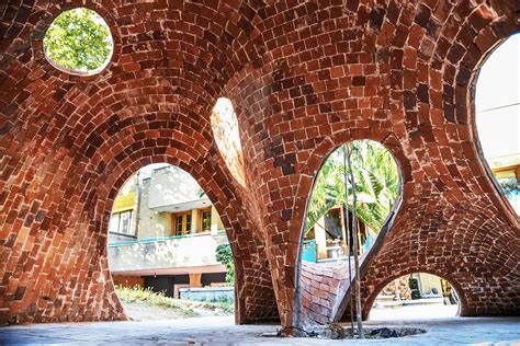 Young Architects Design and Build Iran's First Free-Form Brick Structure | ArchDaily