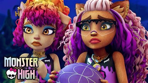 Clawdeen Jinxes the Casketball Team! | Monster High - YouTube