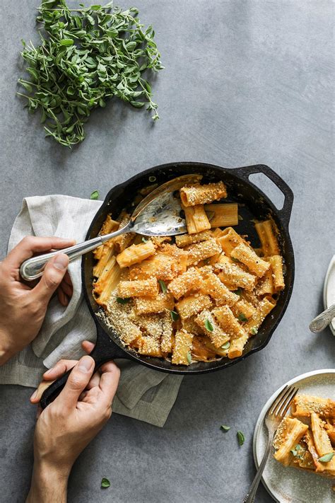 Pasta in a pattern on a colorful paper | Free stock photo - 412832