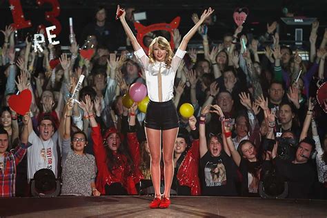 Taylor Swift Hosts Another '1989' Listening Party [PHOTOS]