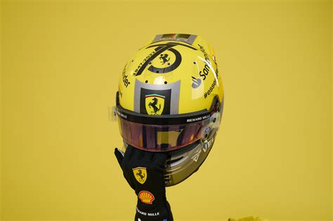 Carlos Sainz presenta su casco amarillo para el GP de Italia F1 2022 ...