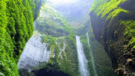 Menikmati Air Terjun Madakaripura yang Eksotis Sekaligus Magis