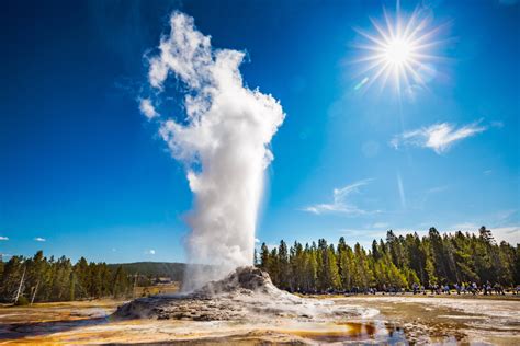 Mulher entra ilegalmente no Parque Yellowstone e cai em gêiser